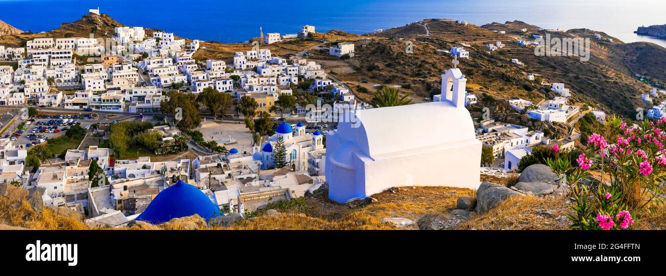 Atemberaubender Panoramablick auf die Insel iOS bei Sonnenuntergang. Chora Stadt mit Kirchen und weiß getünchten Häusern. Beliebtes Touristenziel in den Kykladen, Griechenland Stockfoto