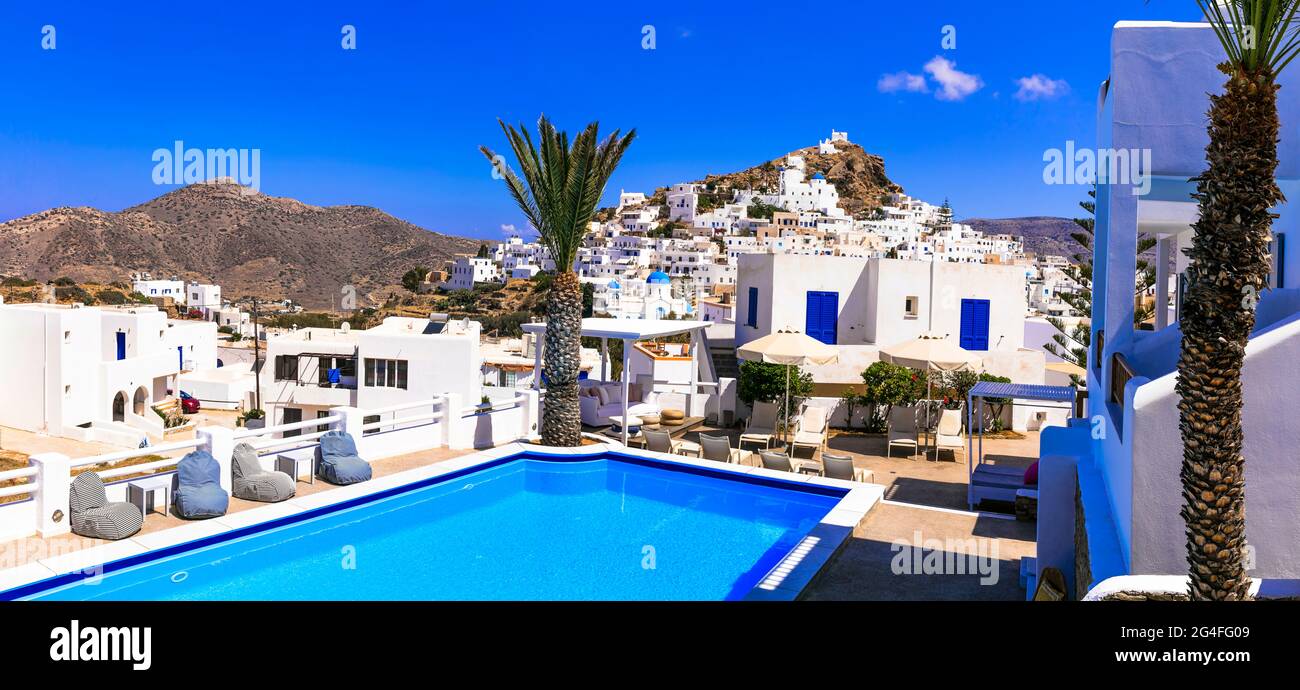 Griechenland Sommerferien. Insel iOS, Kykladen. Luxushotel mit Swimmingpool und herrlichem Blick auf die Stadt Chora Stockfoto