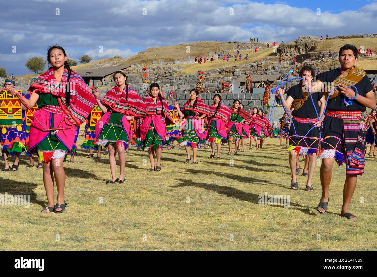 Inti Raymi, Fest der Sonne, Tanzgruppe vor dem Heiligtum, Ruinen des Inka Sacsayhuaman, Cusco, Peru Stockfoto