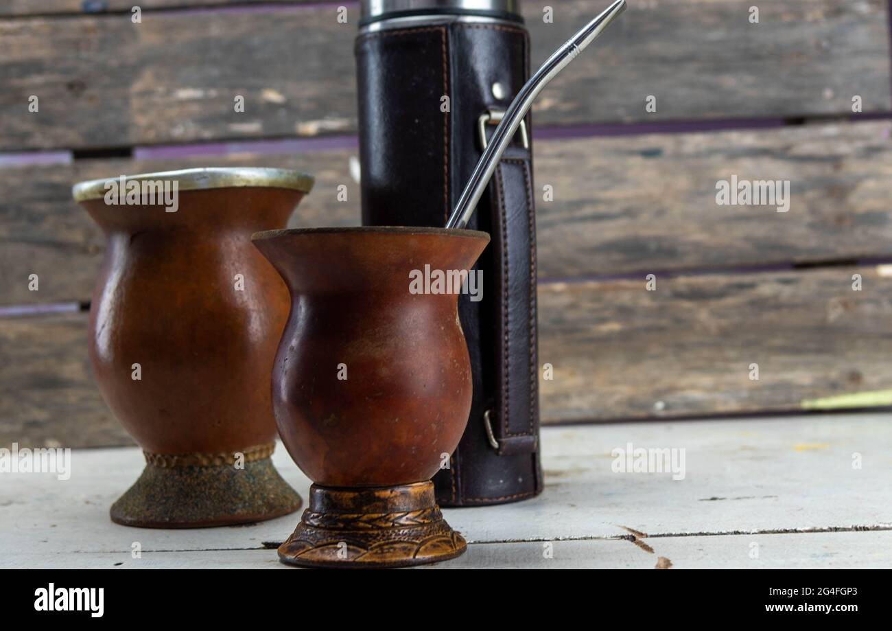 Utensilien für Mate und Mate trinken. chimarrão, oder Mate, ist ein charakteristisches Getränk der südlichen Kegelkultur, das von den indigenen Kulturen geerbt wurde Stockfoto