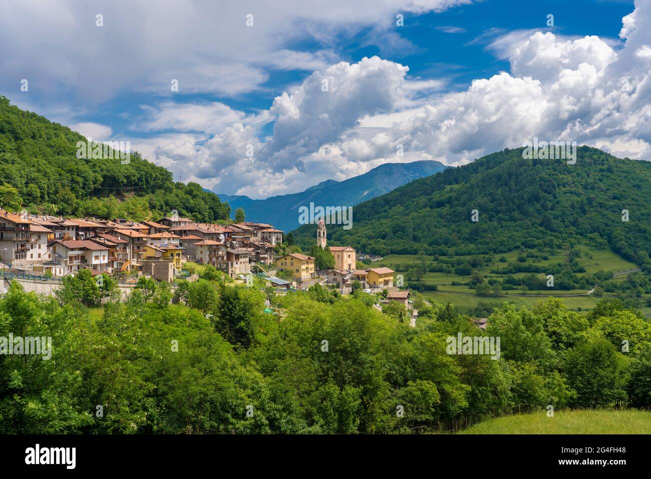 Panoramablick auf das Dorf Tenno in den Bergen des Gardasees in der Nähe von Riva del Garda, Trentino, Italien Stockfoto