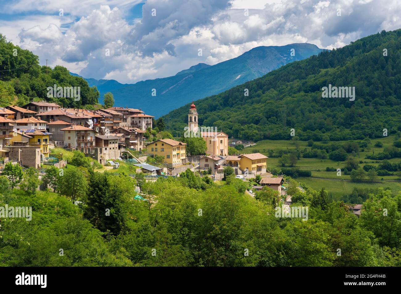 Panoramablick auf das Dorf Tenno in den Bergen des Gardasees in der Nähe von Riva del Garda, Trentino, Italien Stockfoto