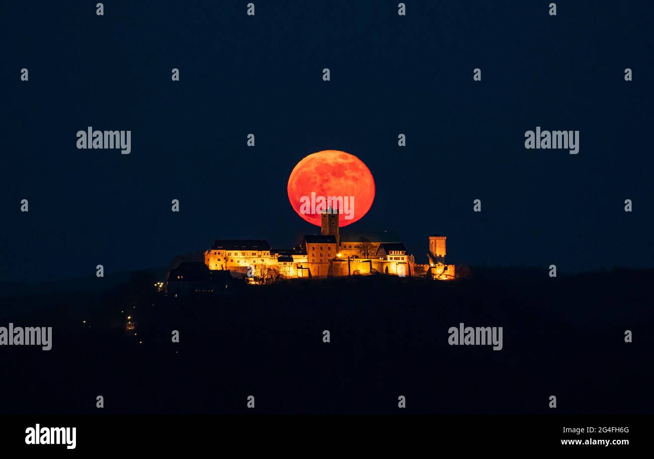 Wartburg bei Nacht mit Mondaufgang, Vollmond, Supermond aus dem Jahr 27.04.2021, UNESCO-Weltkulturerbe, Eisenach, Thüringen, Deutschland Stockfoto