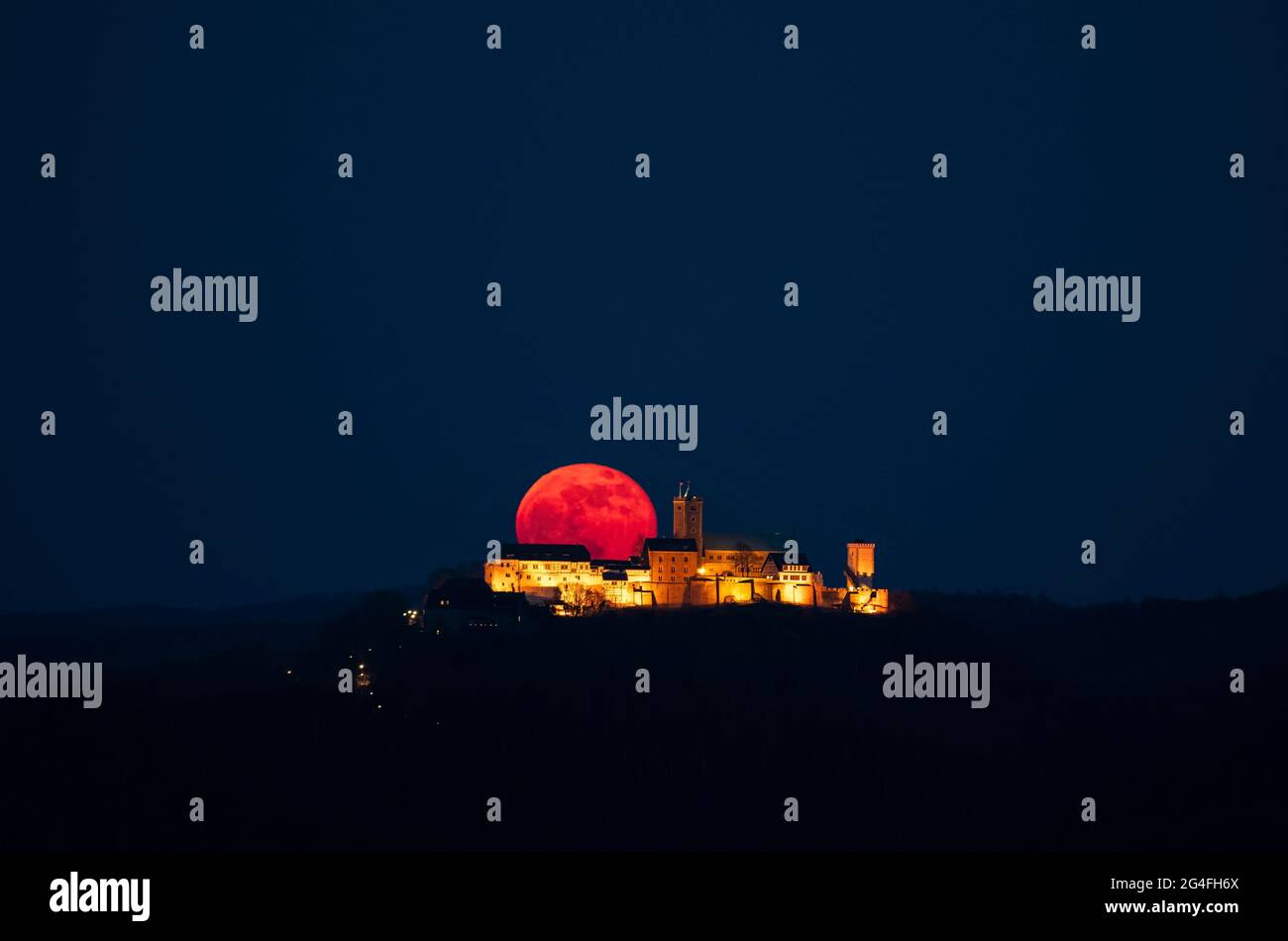 Wartburg bei Nacht mit Mondaufgang, Vollmond, Supermond aus dem Jahr 27.04.2021, UNESCO-Weltkulturerbe, Eisenach, Thüringen, Deutschland Stockfoto