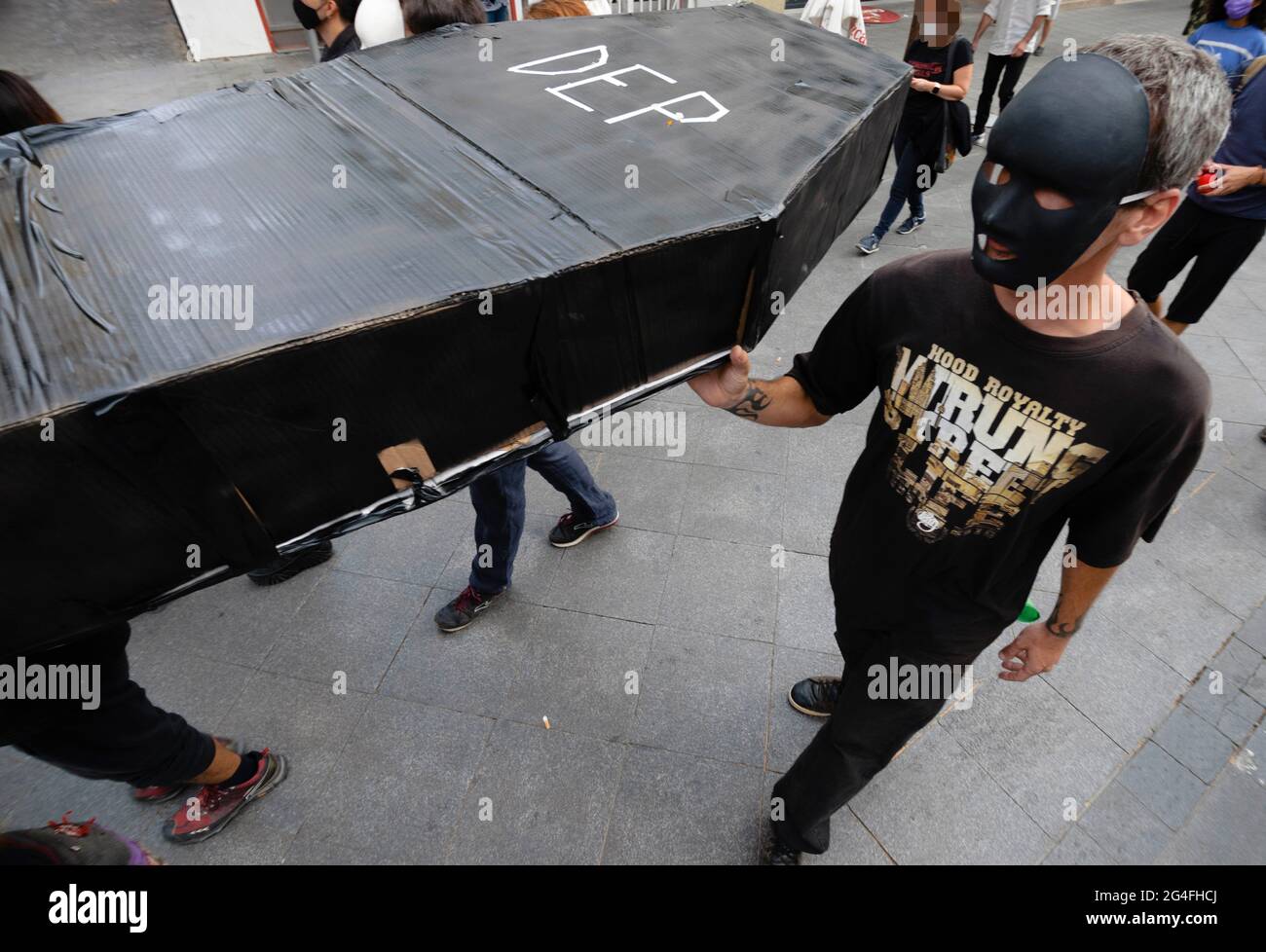 In Sevilla fand als Reaktion auf rassistische Verbrechen in Spanien eine antirassistische Demonstration statt, in den letzten Wochen sind rassistische Hassverbrechen in die öffentliche Meinung übergesprungen. Am 13. Juni schoss ein 52-jähriger spanischer Ex-Militär einen Marokkaner, der eine Kellnerin verteidigte, die von der rassistischen Haltung des Ex-Militärs gestört war. Einige Tage später wurde eine Immigrantin bei einem anderen rassistischen Angriff erstochen, in diesem Fall erholen sich die Frauen von ihren Verletzungen. Die Demonstration parfümierte eine weiße Reinigungseinheit gegen Rassismus und Faschismus und eine schwarze Einheit, die an die durch Rassismus ermordeten Menschen erinnerte. Am Ende einige sp Stockfoto