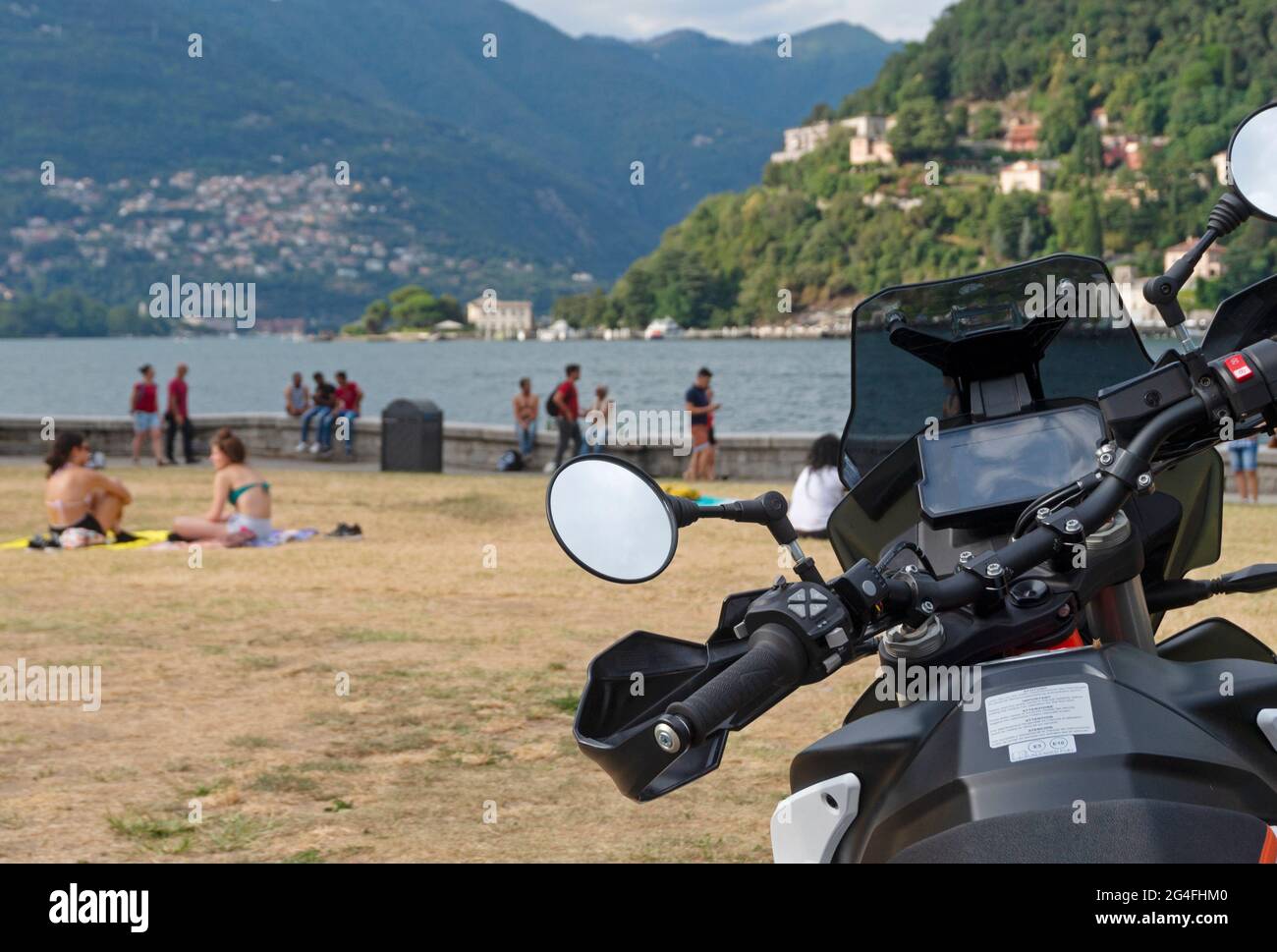 Fahrrad geparkt am Ufer des Comer Sees, Como, Italien Stockfoto