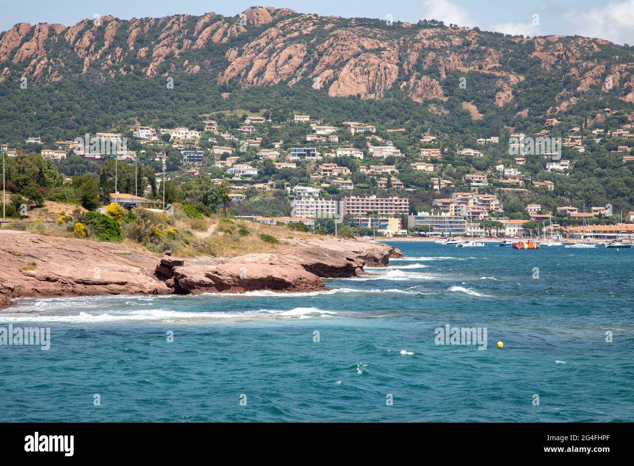 Die Küste der Corniche d'Or in der Nähe von Saint Raphael, Frankreich, zeigt die roten Felsformationen des 'Massif de l'Esterel'. Stockfoto