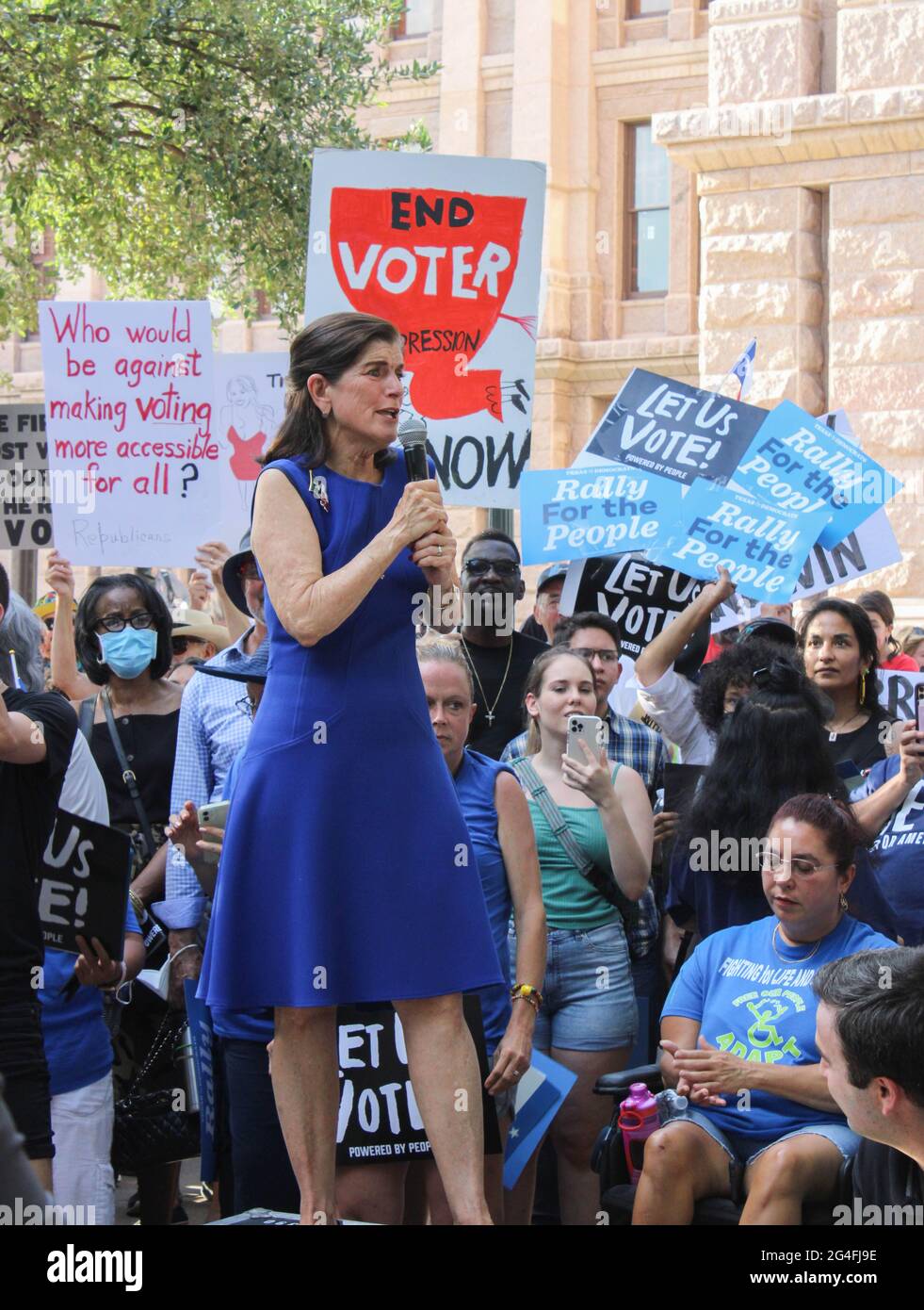 Luci Baines Johnson, Tochter des US-Präsidenten Lyndon B. Johnson, spricht am 20. Juni 2021 bei der „for the People“-Kundgebung vor dem Texas Capitol-Gebäude in Austin, Texas, USA, an die Menge. Die Kundgebung unterstützt den for the People Act, ein Gesetzentwurf des US-Kongresses. Der for the People Act soll die Gesetze zur Kampagnenfinanzierung ändern, um den Einfluss von Geld in der Politik zu reduzieren, die Stimmrechte zu erweitern, neue ethische Regeln für BundesämterInnen zu schaffen und parteipolitische Irrungen zu begrenzen. (Foto von Carlos Kosienski/Sipa USA) Stockfoto