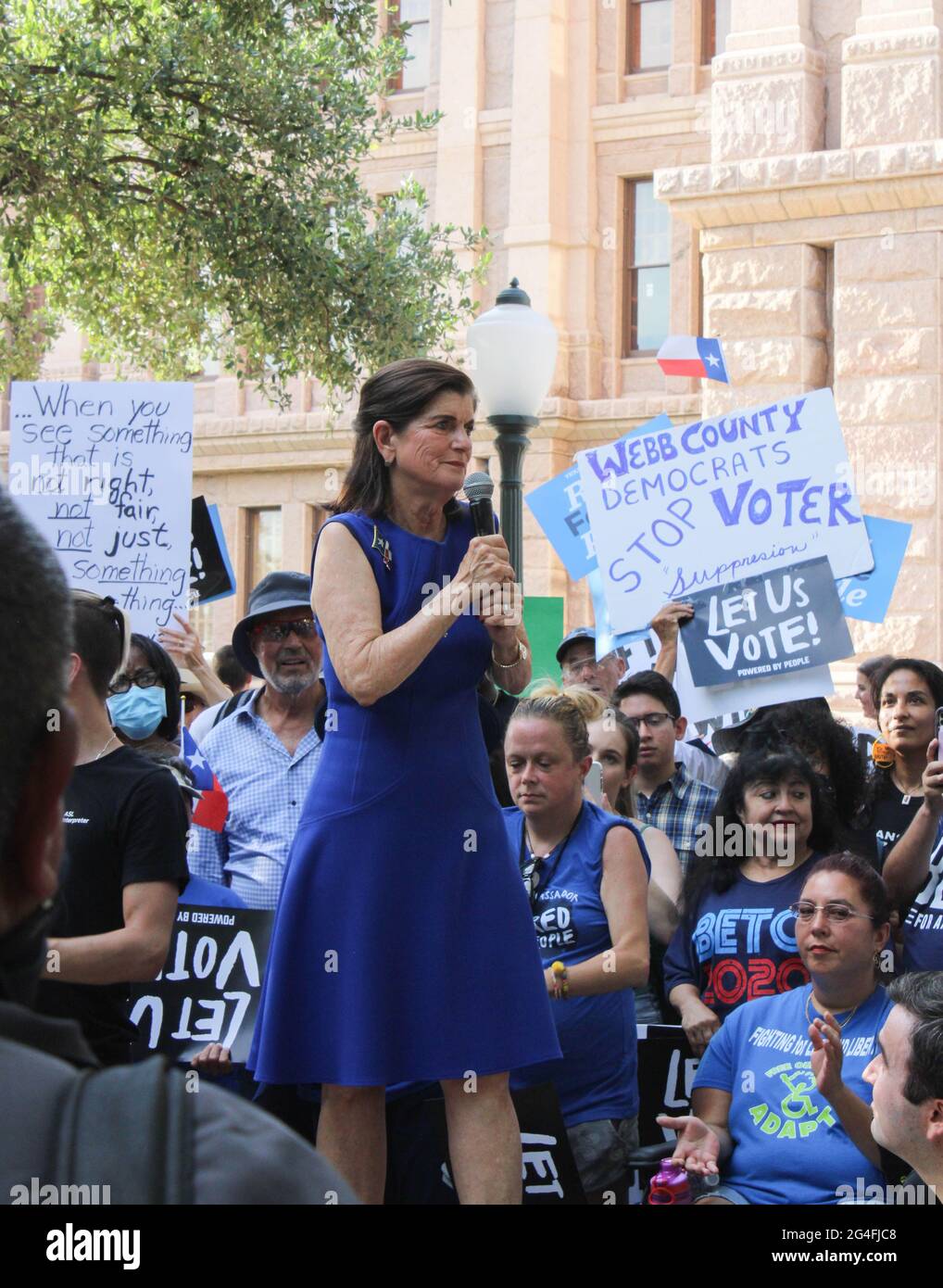 Luci Baines Johnson, Tochter des US-Präsidenten Lyndon B. Johnson, spricht am 20. Juni 2021 bei der „for the People“-Kundgebung vor dem Texas Capitol-Gebäude in Austin, Texas, USA, an die Menge. Die Kundgebung unterstützt den for the People Act, ein Gesetzentwurf des US-Kongresses. Der for the People Act soll die Gesetze zur Kampagnenfinanzierung ändern, um den Einfluss von Geld in der Politik zu reduzieren, die Stimmrechte zu erweitern, neue ethische Regeln für BundesämterInnen zu schaffen und parteipolitische Irrungen zu begrenzen. (Foto von Carlos Kosienski/Sipa USA) Stockfoto