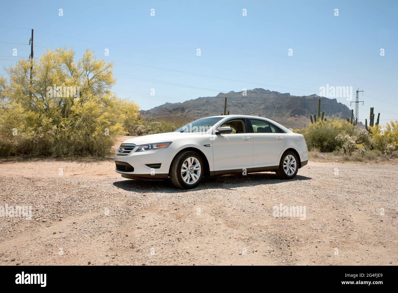 Ein Ford-Auto parkte in einer Wüste von Arizonan Stockfoto