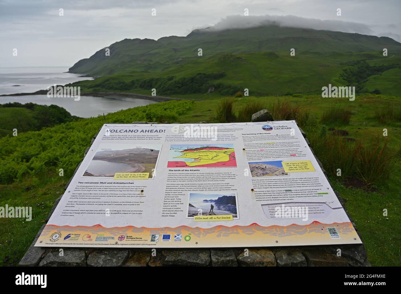 Informationsschild für vulkanische Landschaft in der Region Ardnamurchan, Teil des Lochaber Geoparks, Schottische Highlands. Verschwommener Hintergrund des erloschenen Vulkans Stockfoto