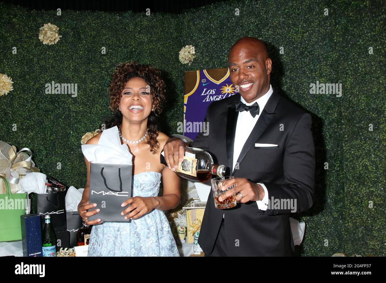 LOS ANGELES - JUN 13: Nischelle Turner mit MAC Products und Kevin Frazier mit Four Roses Bourbon bei den 48th Daytime Emmy Awards Fotogeschenke - Juni 13 in den ATI Studios am 13. Juni 2021 in Burbank, CA Stockfoto