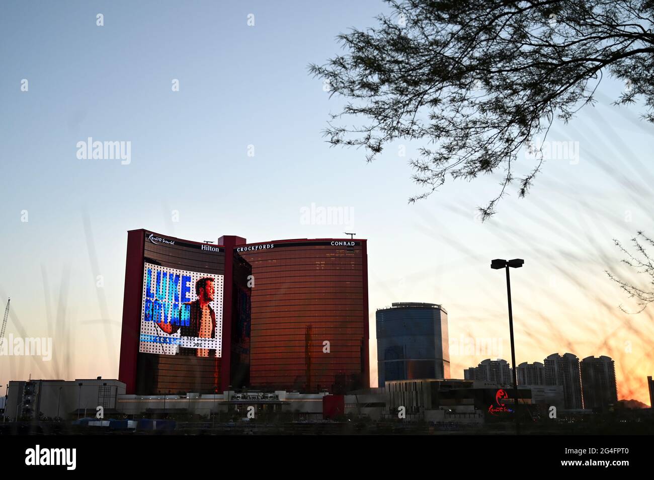 Las Vegas, Nevada, USA. Juni 2021. Ein LED-Bildschirm zeigt eine Werbung für Luke Bryans kommende Residenz als Bau, der an Resorts World Las Vegas am 21. Juni 2021 in Las Vegas, Nevada fortfährt. Die Eröffnung des Konzessionsgebiets der Genting Group ist für den 24. Juni 2021 auf dem ehemaligen Gelände des Stardust Resort & Casino geplant. Das 4 Milliarden Dollar teure Resort ist das erste neue Resort, das seit der Eröffnung der Cosmopolitan of Las Vegas im Jahr 2010 auf dem Las Vegas Strip errichtet wurde und das teuerste Hotel sein wird, das je in Las Vegas entwickelt wurde. Es wird über drei Türme mit 3,500 Gästezimmern und Suiten verfügen, ein 117 Stockfoto Las Vegas, Nevada, USA. Juni 2021. Ein LED-Bildschirm zeigt eine Werbung für Luke Bryans kommende Residenz als Bau, der an Resorts World Las Vegas am 21. Juni 2021 in Las Vegas, Nevada fortfährt. Die Eröffnung des Konzessionsgebiets der Genting Group ist für den 24. Juni 2021 auf dem ehemaligen Gelände des Stardust Resort & Casino geplant. Das 4 Milliarden Dollar teure Resort ist das erste neue Resort, das seit der Eröffnung der Cosmopolitan of Las Vegas im Jahr 2010 auf dem Las Vegas Strip errichtet wurde und das teuerste Hotel sein wird, das je in Las Vegas entwickelt wurde. Es wird über drei Türme mit 3,500 Gästezimmern und Suiten verfügen, ein 117 Stockfoto