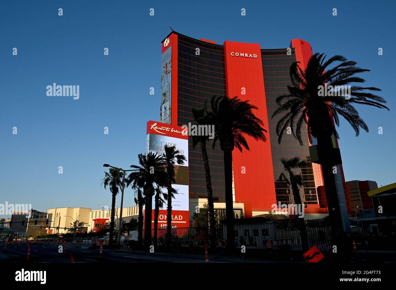 Las Vegas, Nevada, USA. Juni 2021. Eine Außenansicht zeigt, dass am 21. Juni 2021 im Resorts World Las Vegas in Las Vegas, Nevada, Bauarbeiten durchgeführt werden. Die Eröffnung des Konzessionsgebiets der Genting Group ist für den 24. Juni 2021 auf dem ehemaligen Gelände des Stardust Resort & Casino geplant. Das 4 Milliarden Dollar teure Resort ist das erste neue Resort, das seit der Eröffnung der Cosmopolitan of Las Vegas im Jahr 2010 auf dem Las Vegas Strip errichtet wurde und das teuerste Hotel sein wird, das je in Las Vegas entwickelt wurde. Es wird über drei Türme mit 3,500 Gästezimmern und Suiten, ein 117,000 Quadratmeter großes Casino und ein Theater mit 5,000 Sitzplätzen verfügen Stockfoto