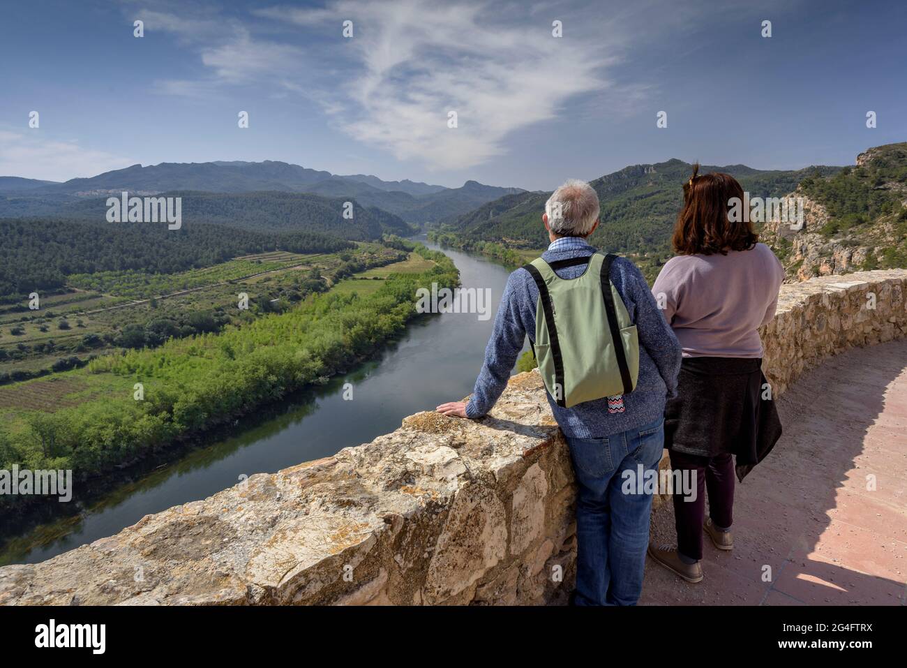 Blick auf den Ebro-Fluss und den Barrufemes-Pass in Miravet, von der Burg Miravet aus gesehen (Ribera d'Ebre, Tarragona, Katalonien, Spanien) Stockfoto