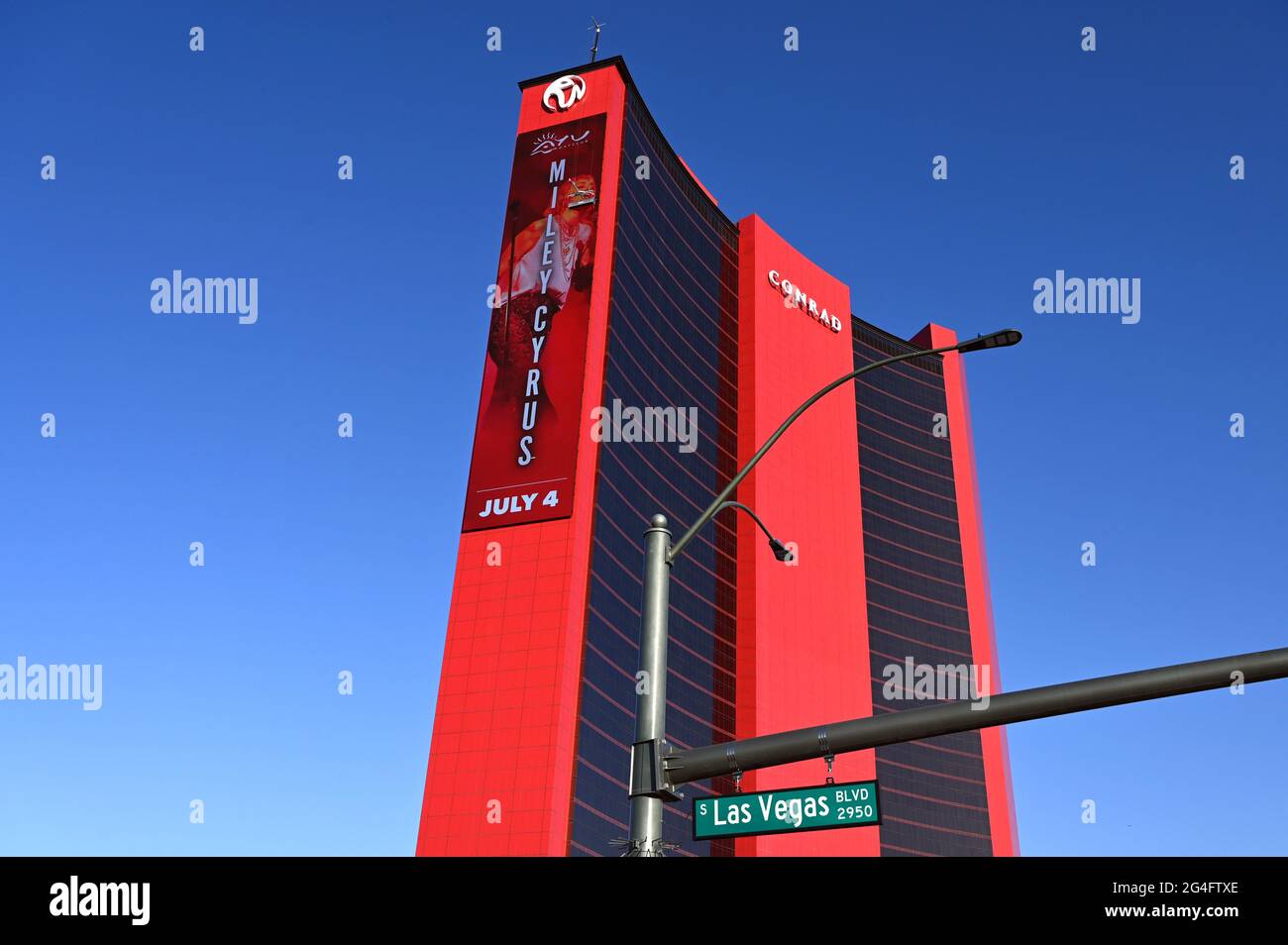 Las Vegas, Nevada, USA. Juni 2021. Ein LED-Schild an der Resorts World Las Vegas zeigt eine Werbung für eine bevorstehende Aufführung von Miley Cyrus, während die Bauarbeiten am Resorts World Las Vegas am 21. Juni 2021 in Las Vegas, Nevada, fortgesetzt werden. Die Eröffnung des Konzessionsgebiets der Genting Group ist für den 24. Juni 2021 auf dem ehemaligen Gelände des Stardust Resort & Casino geplant. Das 4 Milliarden Dollar teure Resort ist das erste neue Resort, das seit der Eröffnung der Cosmopolitan of Las Vegas im Jahr 2010 auf dem Las Vegas Strip errichtet wurde und das teuerste Hotel sein wird, das je in Las Vegas entwickelt wurde. Es wird drei Türme mit 3, 5 Stockfoto Las Vegas, Nevada, USA. Juni 2021. Ein LED-Schild an der Resorts World Las Vegas zeigt eine Werbung für eine bevorstehende Aufführung von Miley Cyrus, während die Bauarbeiten am Resorts World Las Vegas am 21. Juni 2021 in Las Vegas, Nevada, fortgesetzt werden. Die Eröffnung des Konzessionsgebiets der Genting Group ist für den 24. Juni 2021 auf dem ehemaligen Gelände des Stardust Resort & Casino geplant. Das 4 Milliarden Dollar teure Resort ist das erste neue Resort, das seit der Eröffnung der Cosmopolitan of Las Vegas im Jahr 2010 auf dem Las Vegas Strip errichtet wurde und das teuerste Hotel sein wird, das je in Las Vegas entwickelt wurde. Es wird drei Türme mit 3, 5 Stockfoto
