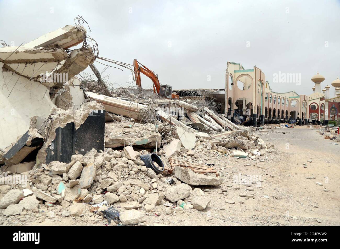 Anti-Atrolment-Operation in Arbeit Zerstörung illegaler Atrolment während Anti-Atrolment-Aktion unter der Aufsicht der Karachi Municipal Corporation (KMC) über Anweisungen des Obersten Gerichtshofs von Pakistan, die sich auf dem Gelände des Aladdin Vergnügungspark in Gulshan-e-Iqbal Gebiet von Karachi am Montag, 21. Juni 2021. Stockfoto