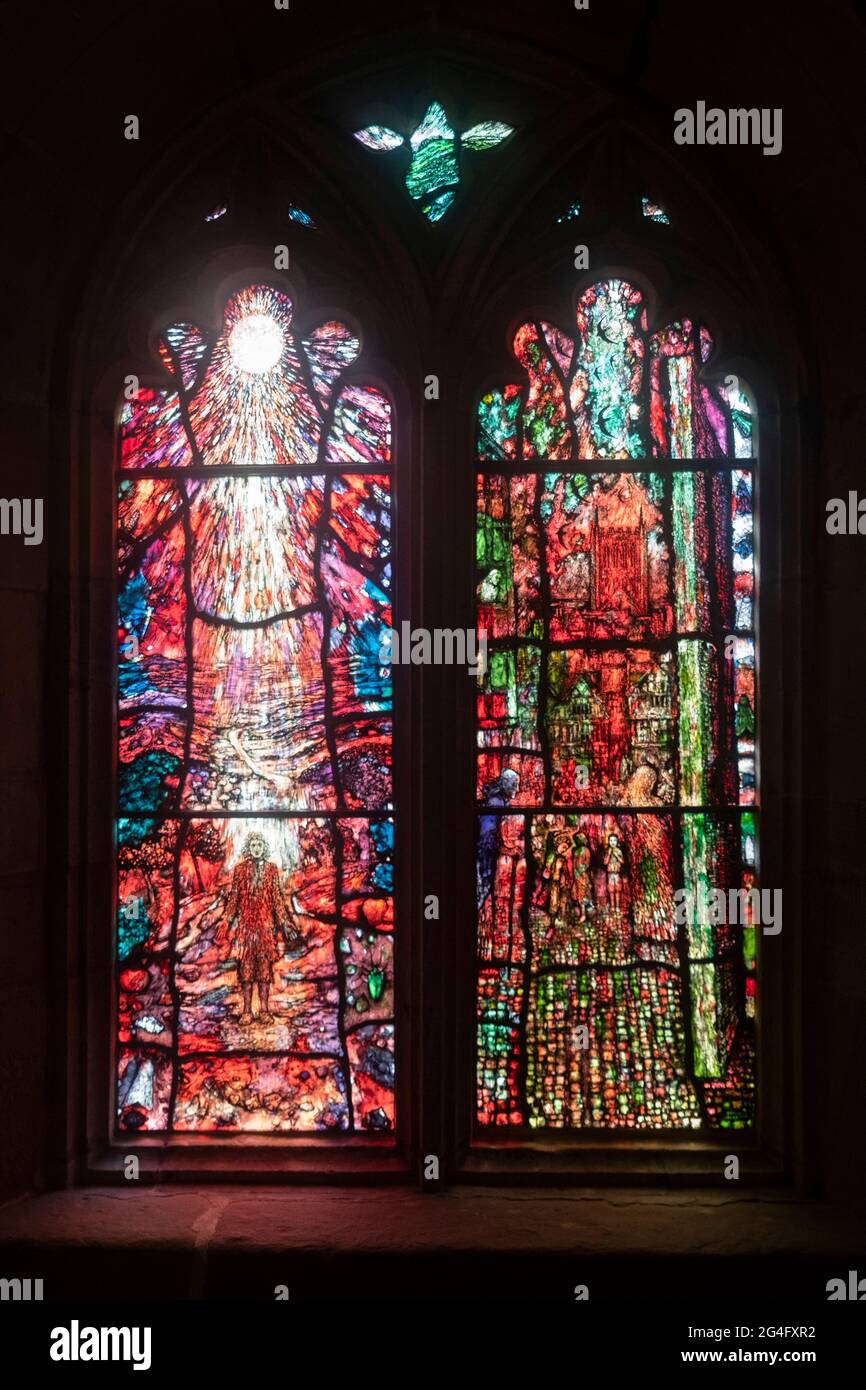 Innenansicht aus Buntglas in der Audley Chapel der Hereford Cathedral am 7. Juni 2021 in Hereford, Großbritannien. Die Hereford Cathedral ist die Kathedralkirche der anglikanischen Diözese Hereford, England. An der Stelle des heutigen Gebäudes existiert seit dem 8. Jahrhundert oder früher ein Gotteshaus. Der heutige Bau wurde 1079 begonnen. Wesentliche Teile des Gebäudes stammen sowohl aus der normannischen als auch aus der gotischen Zeit. Stockfoto