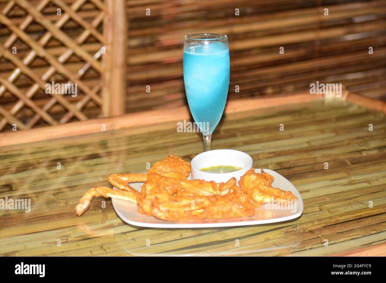 Farbige Getränke und Krabbenbräkchen Stockfoto