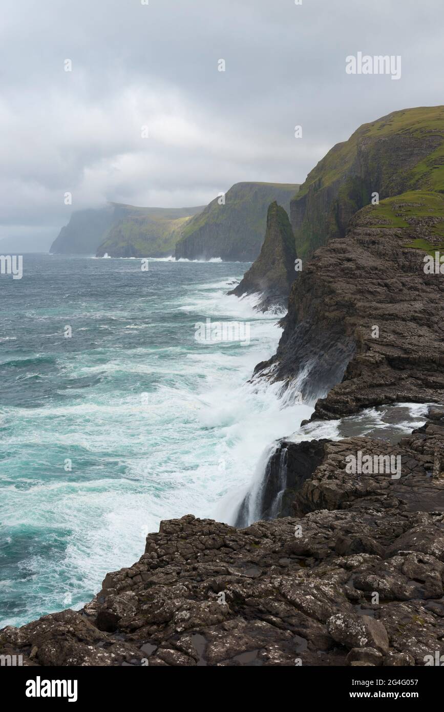 Die felsige Küste von der Traelanipa Wanderweg entlang See Sorvagsvatn auf der Insel Vagar auf den Färöer-Inseln gesehen Stockfoto