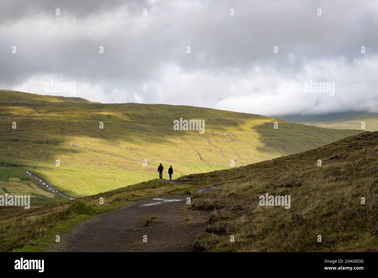 Zwei Wanderer auf dem Traelanipa-Pfad entlang des Sees Sorvagsvatn auf der Insel Vagar auf den Färöern Stockfoto