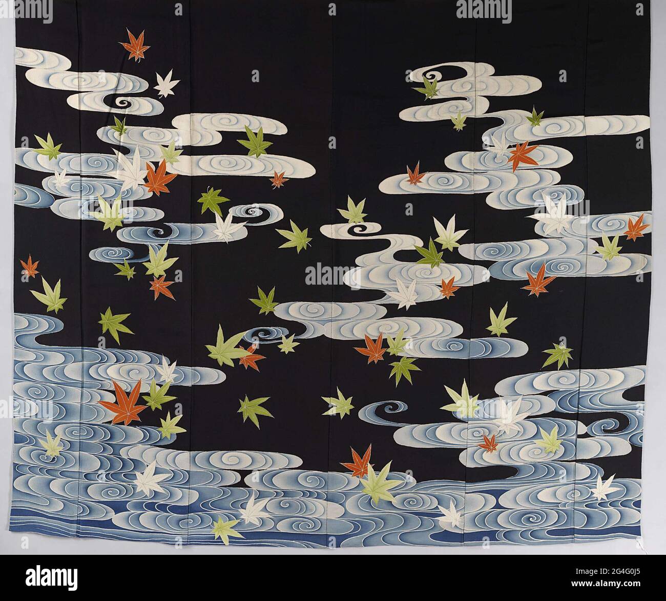 . Tanz Kimono für Geisha (Susoshiki), mit Ärmeln und Boden aus verstreuten Ahornblättern in stilisierten Wasserdarbietungen, die sich auf den Tatsuta-Fluss beziehen, der für diese Herbstszene berühmt ist. Schwarze Kreppseide (Chirimen) mit bemaltem yuzen-Dekor in weiß, rot, blau und grün, mit Details in Silber- und Goldfolie. Hellgraues Seidenfutter. Stockfoto