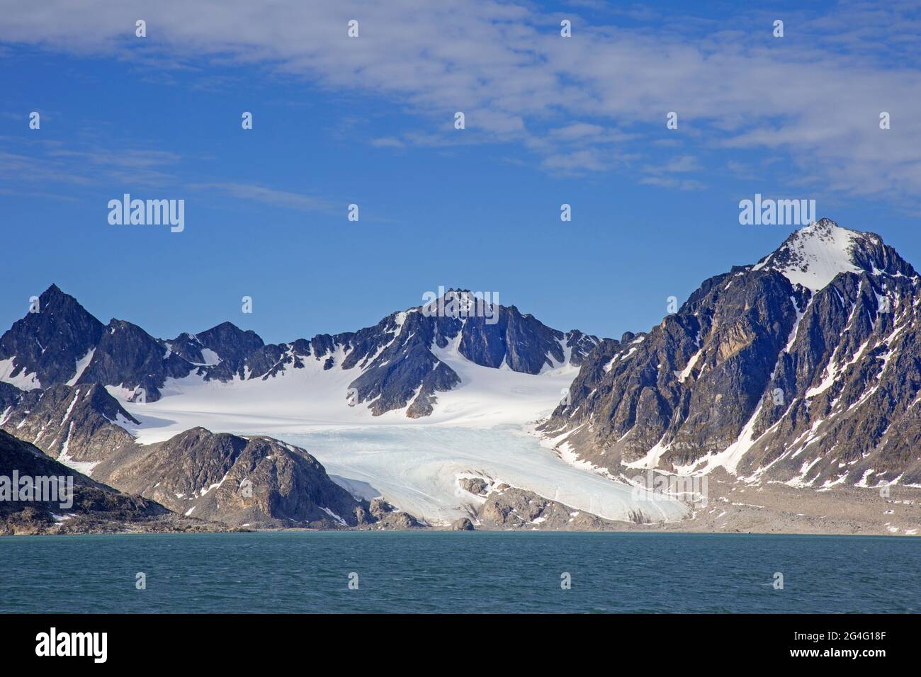 Berge und Gletscher bei Scheibukta, Südbucht des Smeerenburgfjords auf Reuschhalvøya in Albert I Land bei Spitzbergen / Svalbard, Norwegen Stockfoto