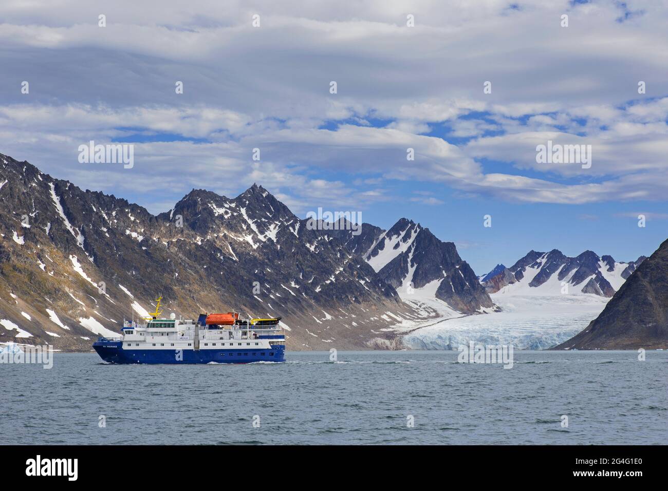 Expeditionsschiff MS Sea Endurance in Bjørnfjorden, Fjord in Albert I Land bei Spitzbergen / Svalbard, Norwegen Stockfoto