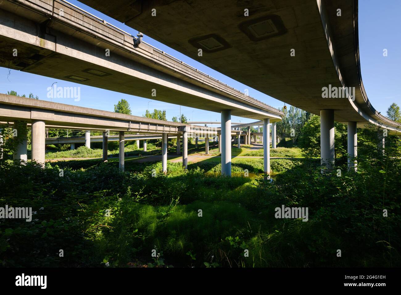 Bothell, WA, USA - 20. Juni 2021; Autobahnkreuz in den Vereinigten Staaten, da die Interstate 405 auf die State Route 522 im Raum Seattle trifft. Stockfoto
