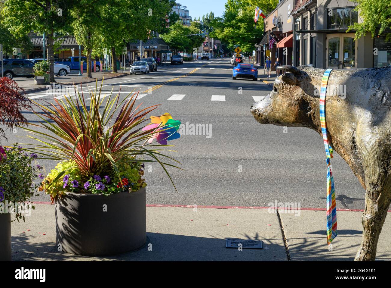 Kirkland, WA, USA - 20. Juni 2021; Blick auf die Innenstadt von Kirkland Washington entlang der Lake Street. Blumentopf und Kunstwerke werden zur Unterstützung von LGBTQ dekoriert Stockfoto