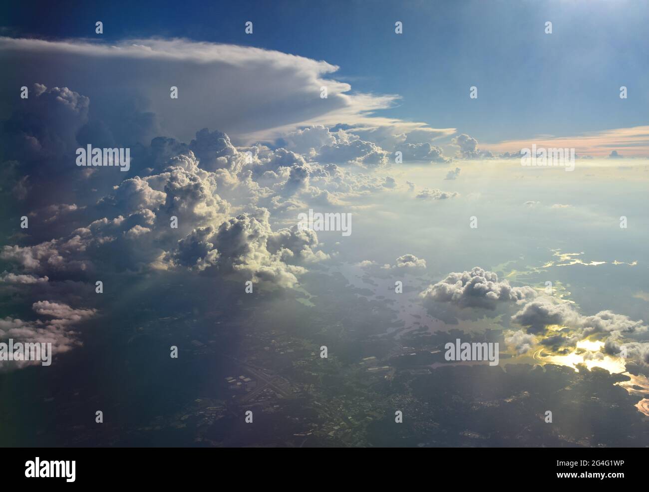 Wolkiger Flug von Toronto, Ontario, nach Atlanta, Georgia, auf einer Fahrt über Nord-Georgia mit riesigen Sturmwolken, die sich bilden Stockfoto