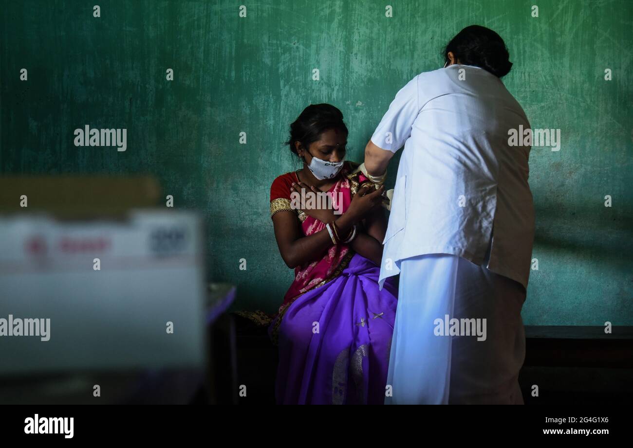 Guwahati, Indien. Juni 2021. Begünstigte, die am Rande von Guwahati in Indien eine Impfung gegen die Coronavirus-Krankheit Covid-19 erhalten. Quelle: David Talukdar/ZUMA Wire/Alamy Live News Stockfoto