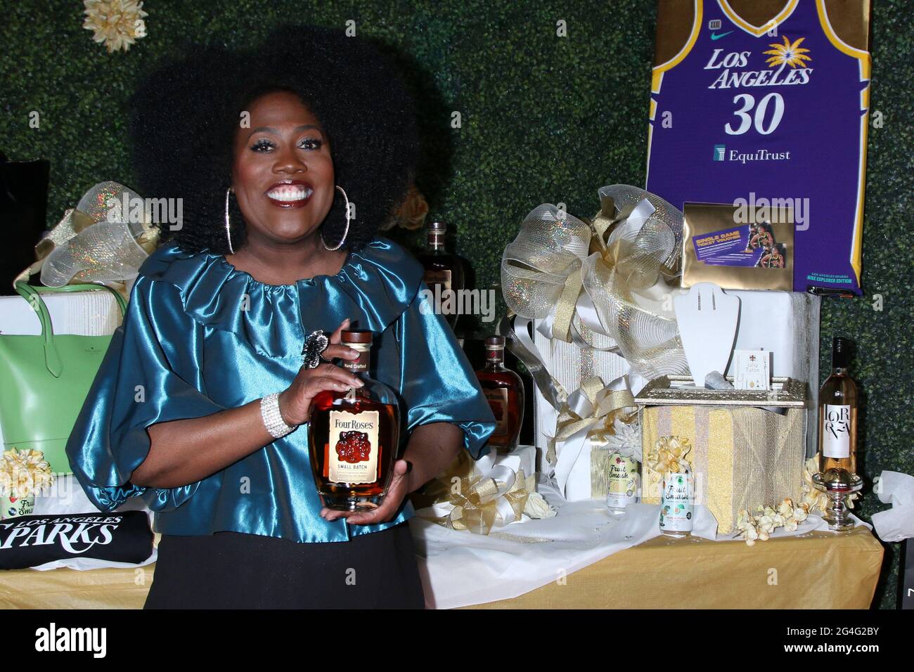 Burbank, USA. Juni 2021. LOS ANGELES - 12. JUNI: Sheryl Underwood mit Four Roses Bourbon bei den 48th Daytime Emmy Awards Fotogeschenke - in den ATI Studios am 12. Juni 2021 in Burbank, CA (Foto von Katrina Jordan/Sipa USA) Quelle: SIPA USA/Alamy Live News Stockfoto