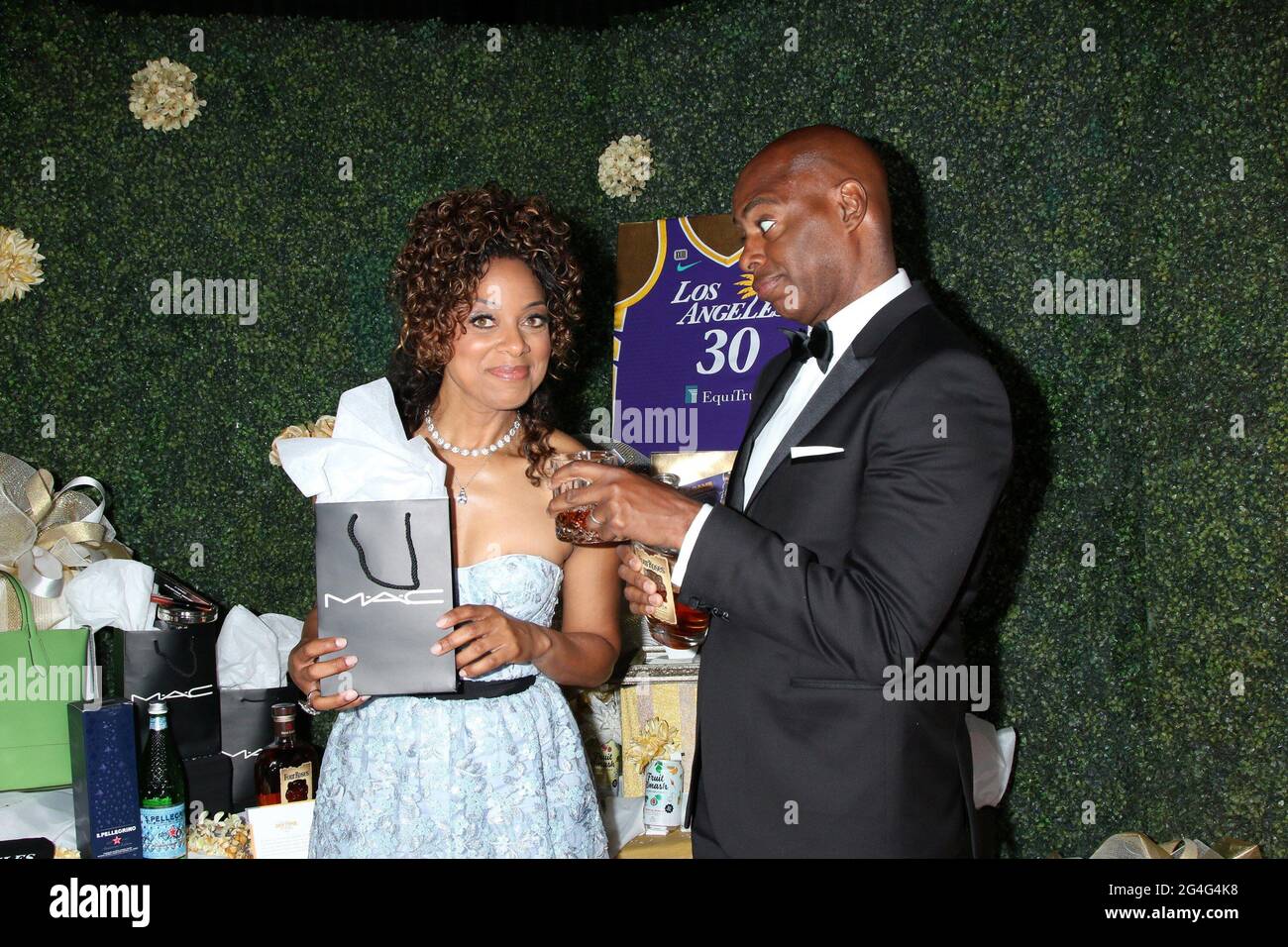 Burbank, CA. Juni 2021. Nischelle Turner mit MAC Products und Kevin Frazier mit Four Roses Bourbon bei der Teilnahme an den 48th Daytime Emmy Awards mit Sponsorgeschenke - SUN, ATI Studios, Burbank, CA, 13. Juni 2021. Kredit: Priscilla Grant/Everett Collection/Alamy Live Nachrichten Stockfoto