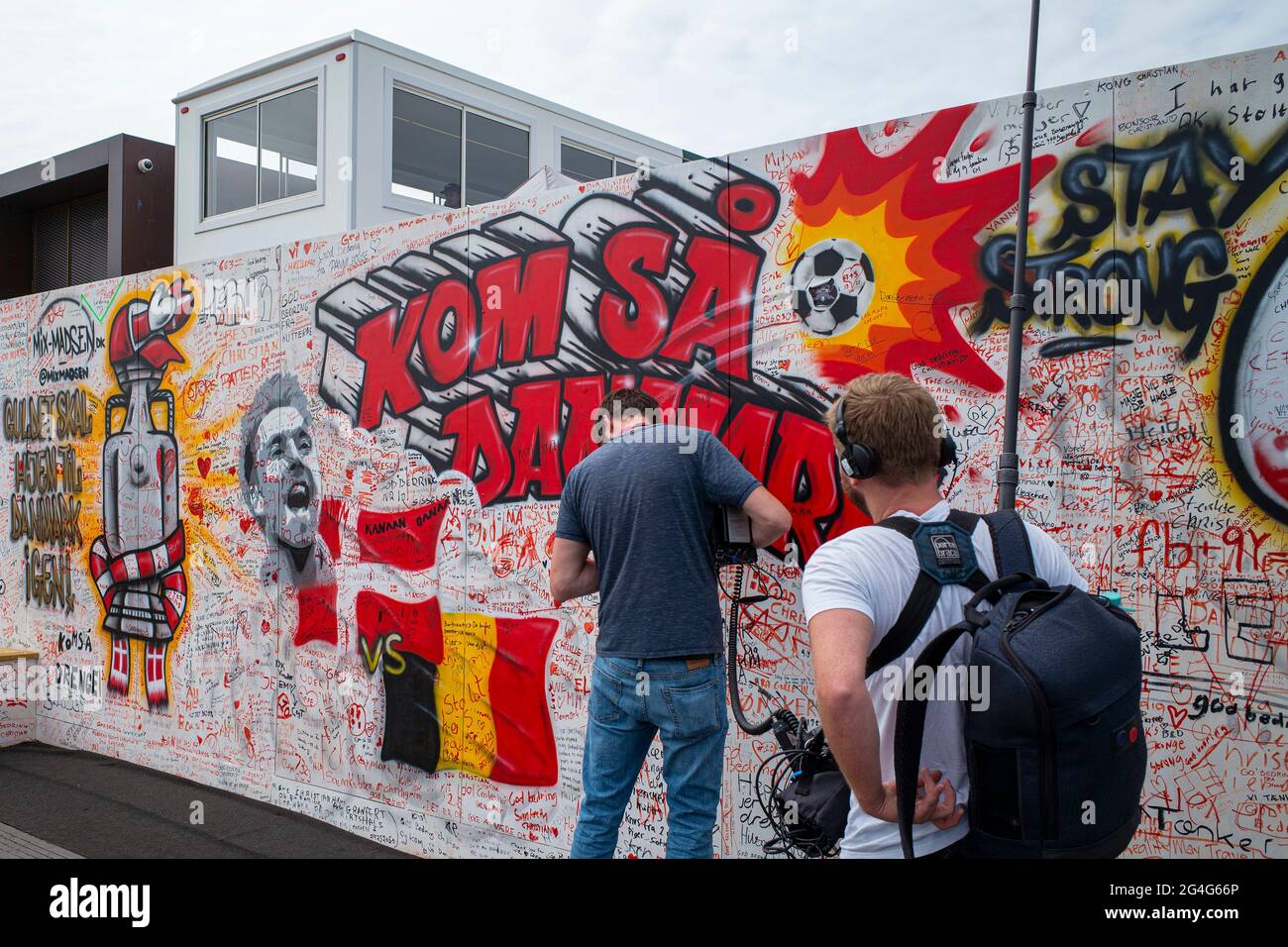 Feature, „The Wall“ Ref. Eriksen, ein TV-Kameramann, filmt die Graffiti-Wand am 21. Juni 2021 in Kopenhagen/Dänemark mit Wohlfühlwünschen für den eingestürzten Spieler Christian Eriksen im Zentrum von Kopenhagen. Football EM 2020 von 06/11/2021 bis 07/11/2021. Â Stockfoto