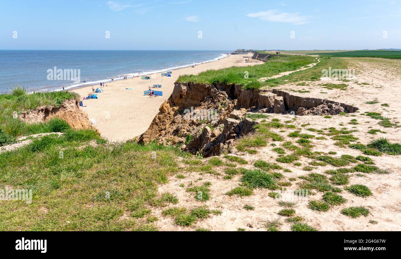 Schnelle Erosion der Meeresklippen in Happisburgh an der Norfolk-Küste Stockfoto