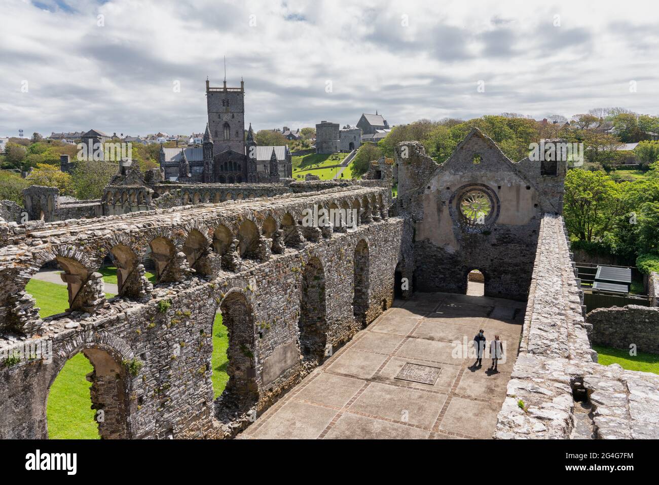 Great Hall of the Bishop's Palace in St. David's Cathedral in Pembrokeshire South Wales, Großbritannien, mit seiner markanten Arkadenumhausung Stockfoto