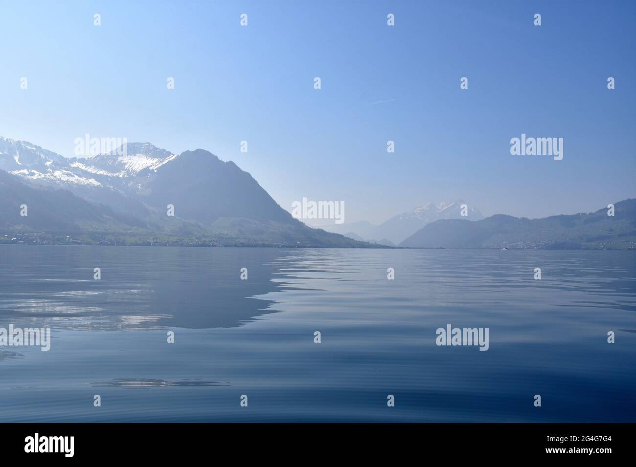 Vierwaldstättersee mit Bergen am Horizont. Platz im Vordergrund kopieren. Foto von einem Boot, das über den See segelt. Stockfoto