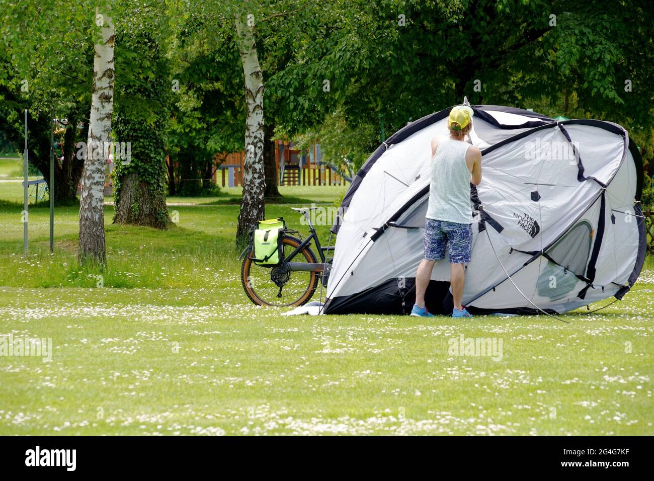 Zelt im park -Fotos und -Bildmaterial in hoher Auflösung – Alamy