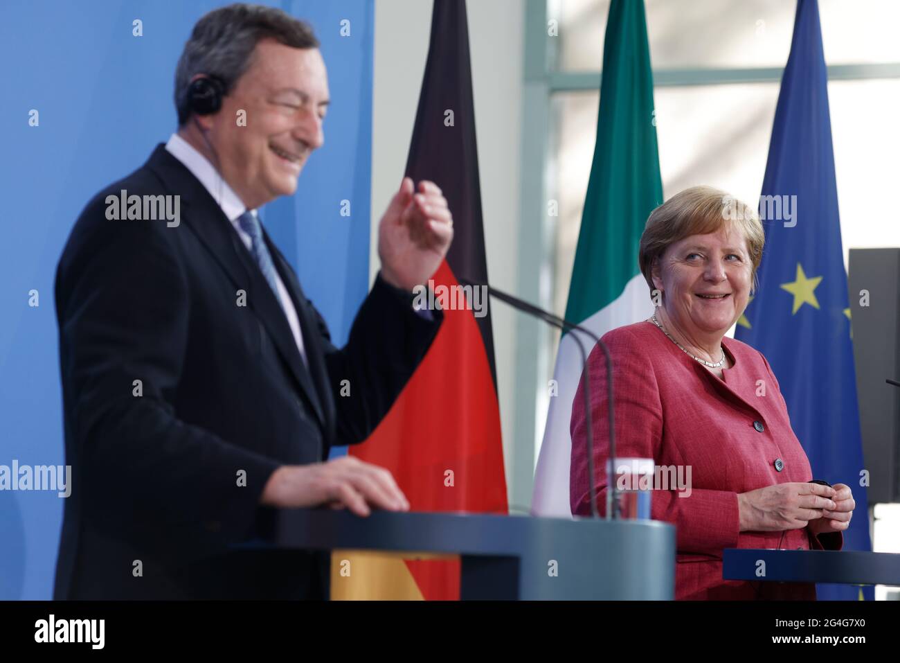 Berlin, Deutschland. Juni 2021. Bundeskanzlerin Angela Merkel (r, CDU) und der italienische Ministerpräsident Mario Draghi halten eine Pressekonferenz im Bundeskanzleramt ab. Draghi ist zu seinem ersten Besuch in Berlin. Kredit: Odd Andersen/AFP-Pool/dpa/Alamy Live Nachrichten Stockfoto