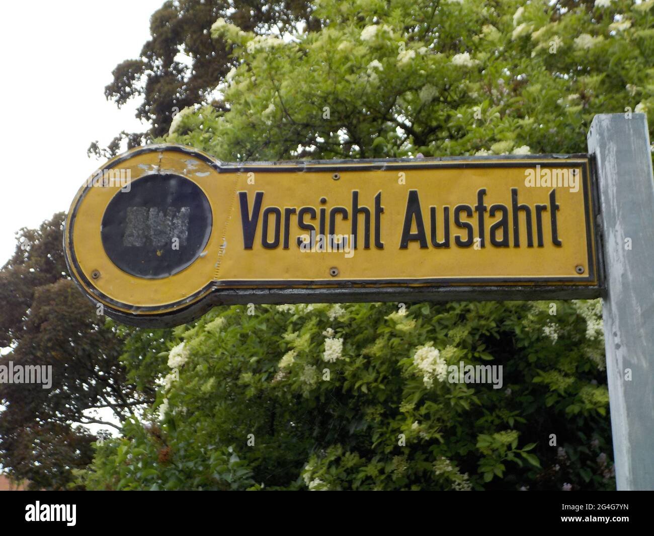 Ein altes Schild warnt vor einem Garagenausgang in der Frankfurter Römerstadt. Erbaut in den späten 1920er Jahren, ist es schwer zu ergründen, wann das Schild errichtet wurde. Stockfoto