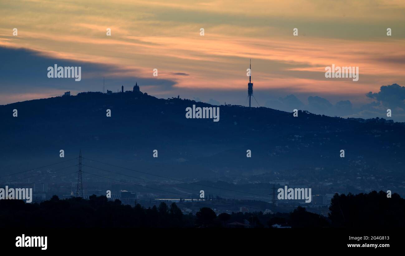 Collserola Berg bei Sonnenaufgang, von Terrassa aus gesehen (Vallès Occidental, Barcelona, Katalonien, Spanien) ESP: Sierra de Collserola al amanecer Stockfoto