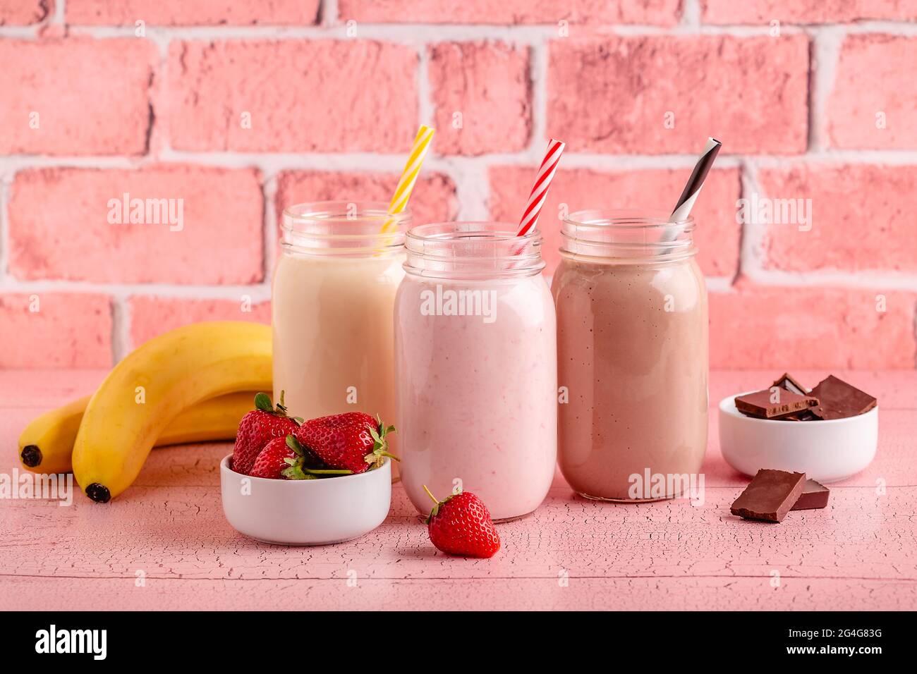 Set aus Erdbeerbanane und Schokoladenmilchshakes in den Gläsern Stockfoto
