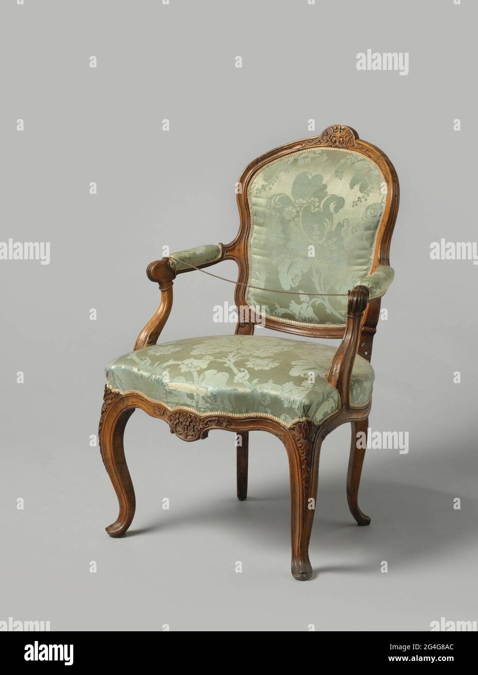 Stuhl, gefüttert mit blauem Damast. S-förmige geschwungene Beine,  geschwungener Vordersitz mit Blumenarbeit .. Mahagoni (?) Sessel, bedeckt  mit blauem Damast aus dem 18. Jahrhundert, aus einem Kleid. Die überhöht  platzierten gestreckten S-förmigen