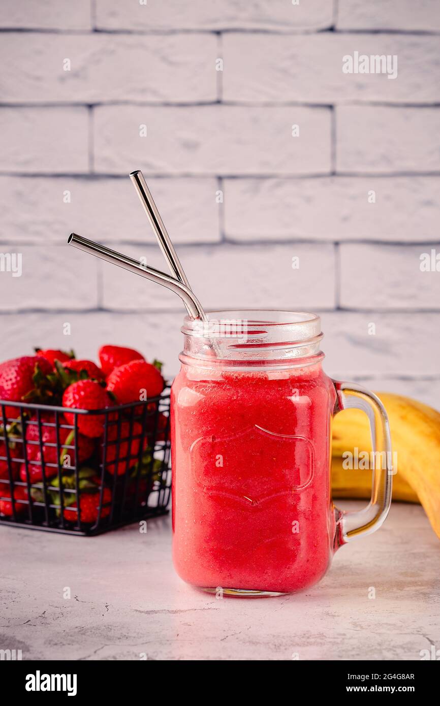 Erdbeer-Smoothie oder -Cocktail im Glasglas Stockfoto