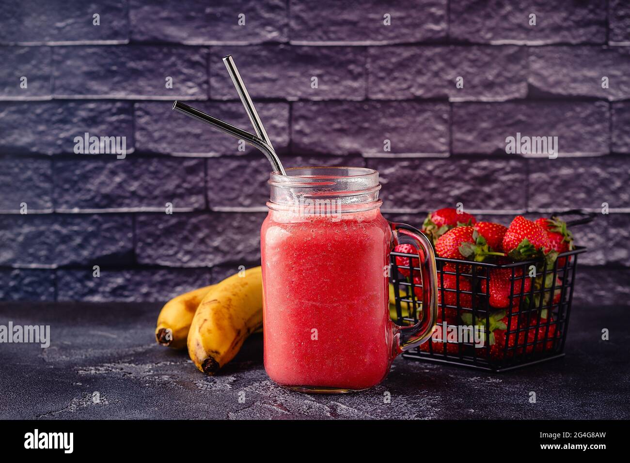 Erdbeer-Smoothie oder -Cocktail im Glasglas Stockfoto