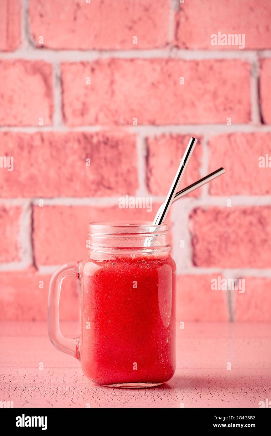 Erdbeer-Smoothie oder -Cocktail im Glasglas Stockfoto
