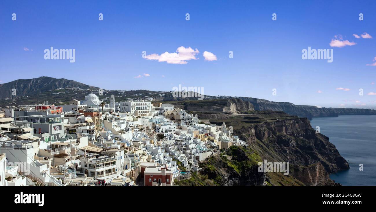 Santorini, Griechenland. Fira Stadt Stadtbild Panorama, Caldera über Ägäis, blau bewölkten Himmel, ruhiges Meer. Griechische Insel Kykladen, Sommerurlaub desti Stockfoto