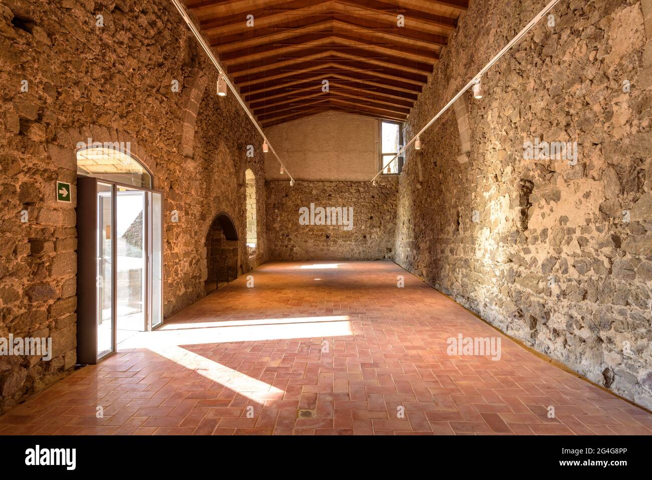 Speisesaal der Burg Montsoriu (Arbúcies, Girona, Katalonien, Spanien) ESP: Sala del comedor del Castillo de Montsoriu (Arbúcies, Cataluña, España) Stockfoto