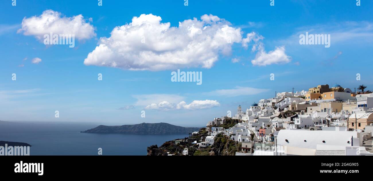 Santorini, Griechenland. Fira Stadt Stadtbild Panorama, Caldera über Ägäis, blau bewölkten Himmel, ruhiges Meer. Griechische Insel Kykladen, Sommerurlaub desti Stockfoto